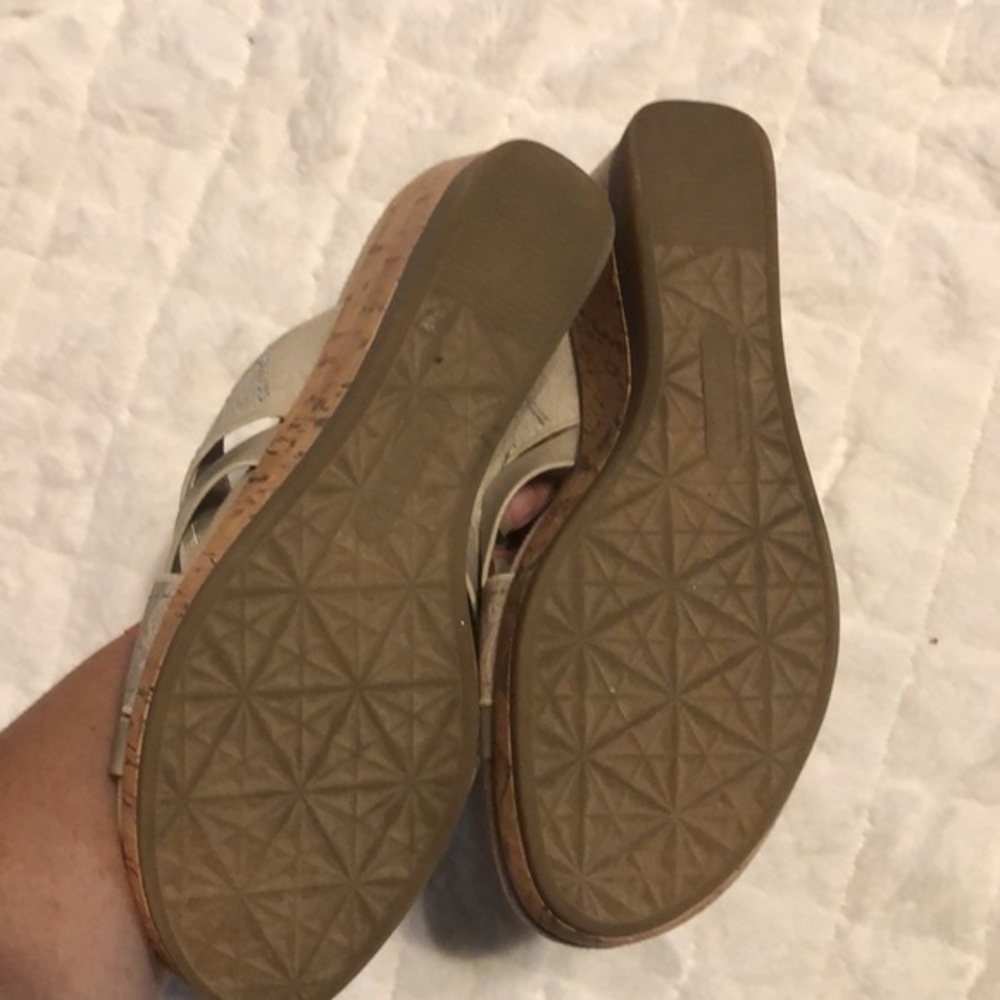 Wear Ever by Bare Traps “Goldy” Wedge Sandals Q5 - Picture 7 of 8